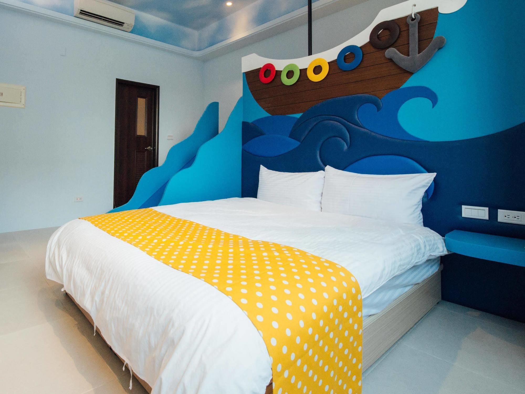 Yellow Kite Hostel Tainan Extérieur photo